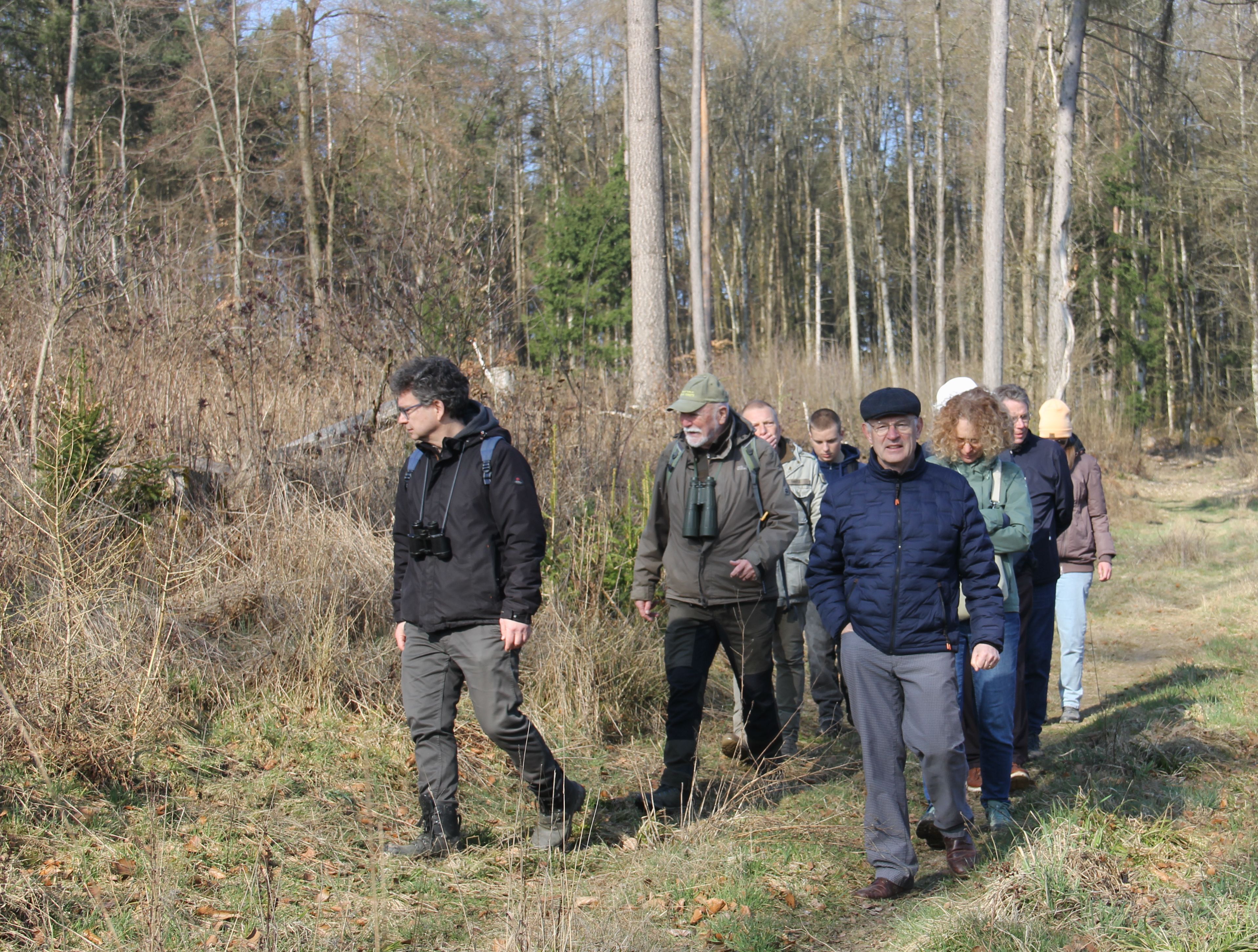Unter Leitung von Thomas Petsch (links) und Dr. Wolfgang Ehmke (2. v. links) unternehmen Interessierte einen Waldspaziergang bei Watzhahn.